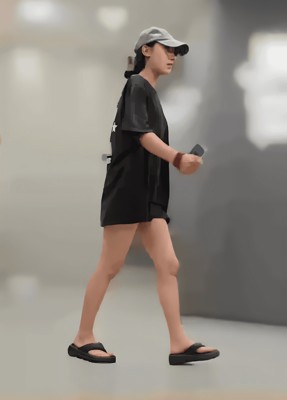 良家妇女逛百货时去厕所放尿全记录