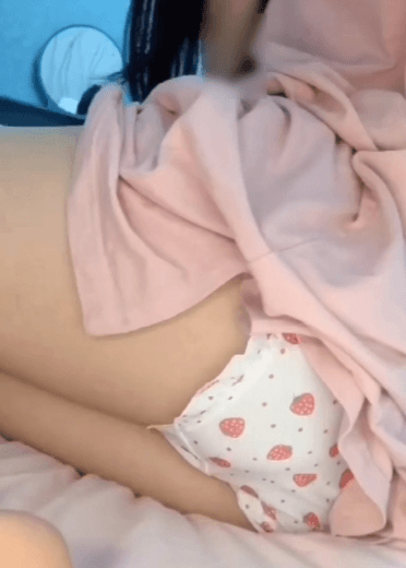 草莓小短裤逼逼很痒在家自己插