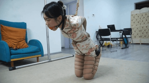 【逍遥】韩玉（琪梦）旗袍直臂跪缚后手吊 痛苦的膝盖顶地放置