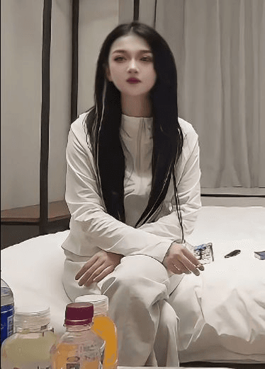 【碰到了一个特别爱吹牛逼的东北女孩，但是居然不会叫床】全程聊天探讨他们行业内幕，就是操的时候不会叫