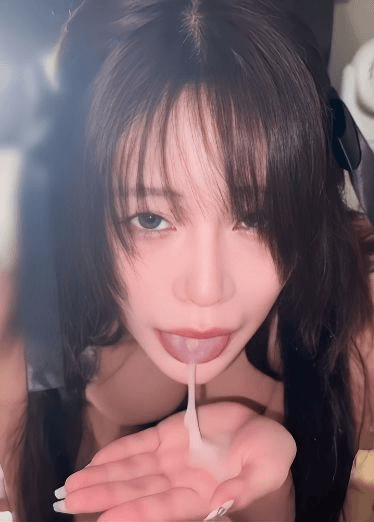 【如沐春风，初恋的感觉！】超级清纯的女神，像不像校园时遥不可及的女神，跪在地上口交吞精，真的太反差了