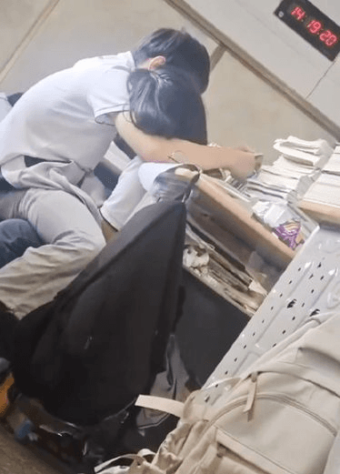 门事件 教室是用来学习的地方不是用来打飞机撸管的！