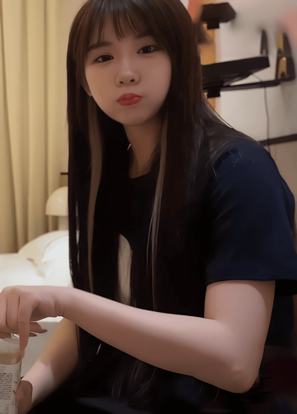 3000约的贴心大长腿，把月经搞出来了妹子说她很自责，黑长直大长发 初恋型小姐姐