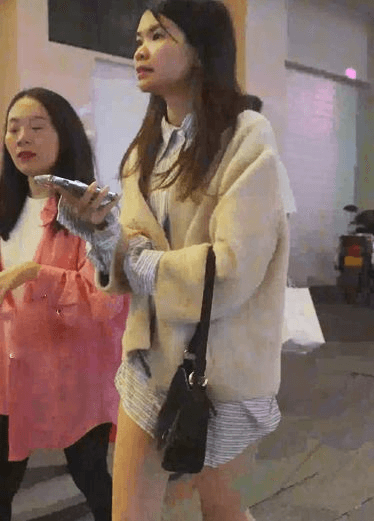 大夜晚单独走太危险了，下身还看起来没穿，就想偷拍个