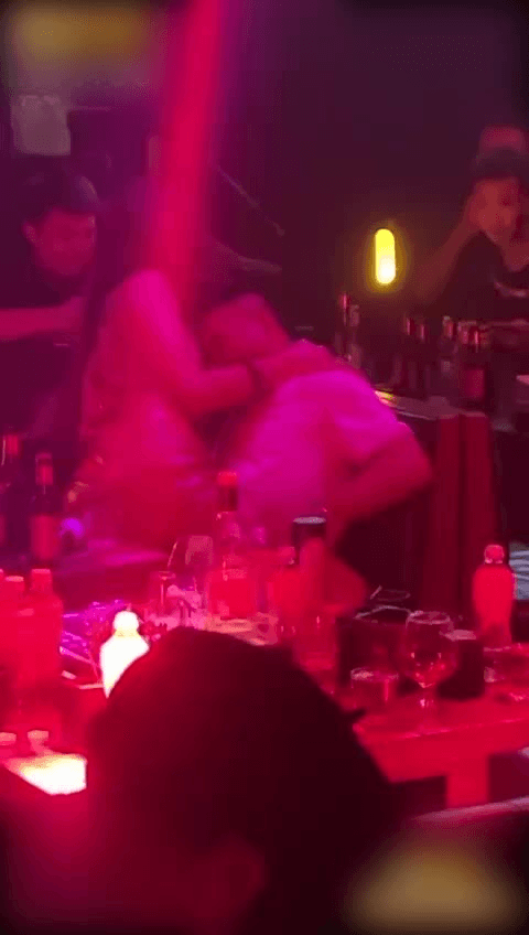 疑似迪丽热巴 合肥猫live house酒吧事件 醉酒男女大厅当众不雅行为事件