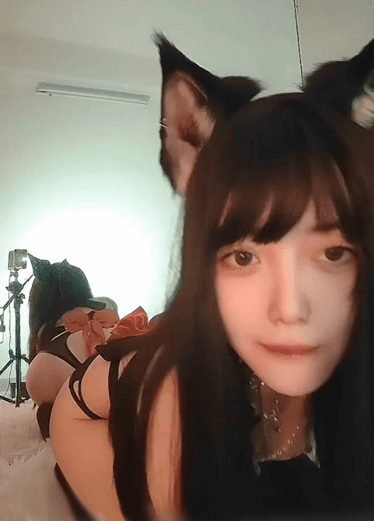 高桥千凛自拍可爱小猫娘的粉嫩白虎逼,这洞看起来特美特想插
