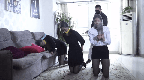 惹怒美女的下场_3位美女金属禁锢