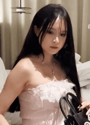 今天约了个身材苗条的大圈妹子做到后面 就让他口了出来 浓稠精业灌满了他的嘴
