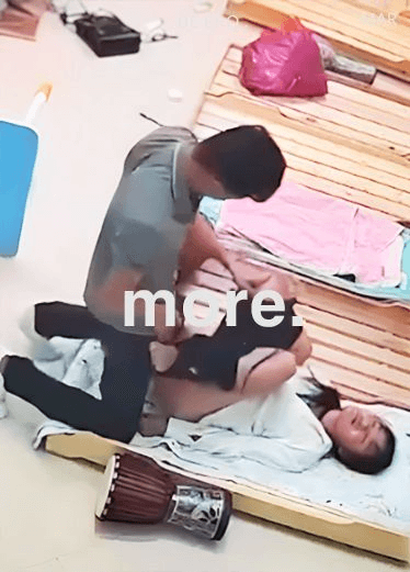 门事件 监控记录真实强奸！屌丝男到幼儿园幼师女友复合不成功 一怒之下在幼儿园里直接强上她 真勐！