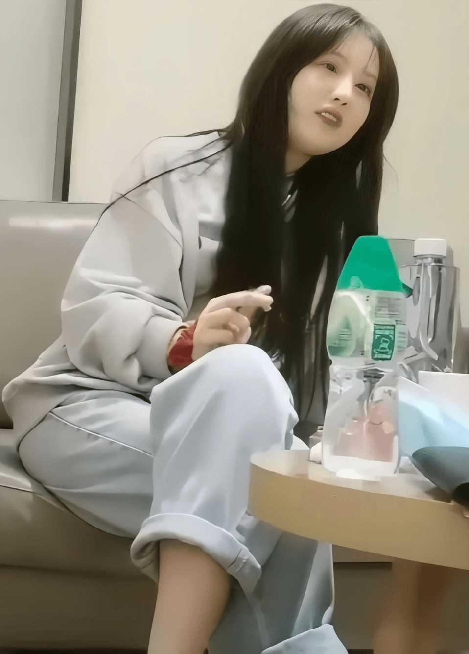 【看吧只要鸡吧大，什么要求都能答应】嫩穴都可以被抠，连干两炮给嫩鸡草的死去活来的，疯狂高潮太刺激了！
