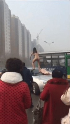 【网曝门事件】年青漂亮的妹子站在车顶上全裸跳舞，吃瓜群众疯狂拍摄