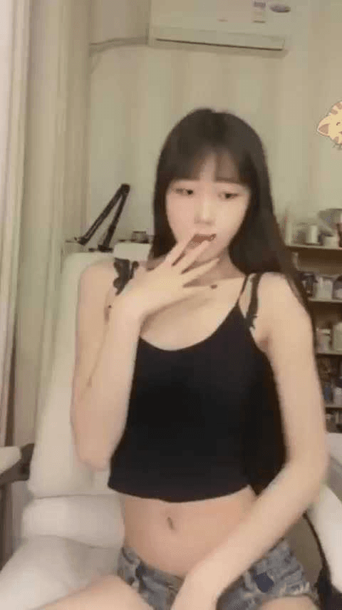 福利姬八月未央 淫荡妹子穿着清凉