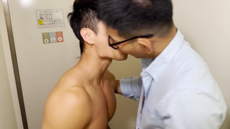 他将我推到落地窗前，让整个城市看到我被操干的骚样