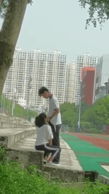 武汉某高中学校操场，偷拍学生情侣在线口交