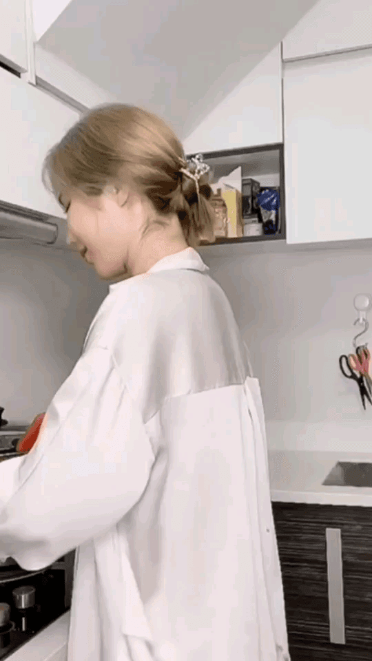 后入厨房做饭的嫂子
