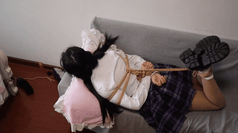 【荷仙少女】双视角 美美自拍后被抓起调教的安安姐姐