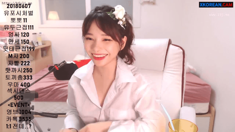 韩国女主播精选：双腿张开的那一刹那我瞬间就应了