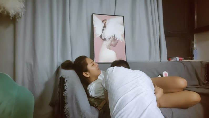 【胖子工作室】八字奶丰满外围小妹，沙发近景啪啪，超清视角录制