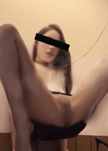 绑只母狗中间自慰，周围的肉棒可难耐了，全都手冲棒，最后还是给插入了