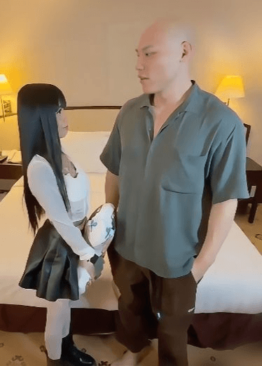 【萝莉与野兽，这身材差也太多了】被肌肉狗抱起来疯狂勐操，浑身纹身的娇小身材小妹，快要被男主操死了