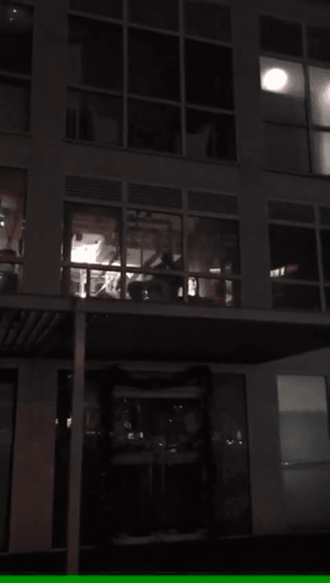 比萨店落地窗前开战！两男战一女大秀活春宫！引路人围观：女的没穿男的一直动