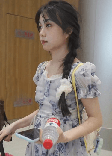 偷拍漫展气质美女的底裤，纯朴的小内裤儿