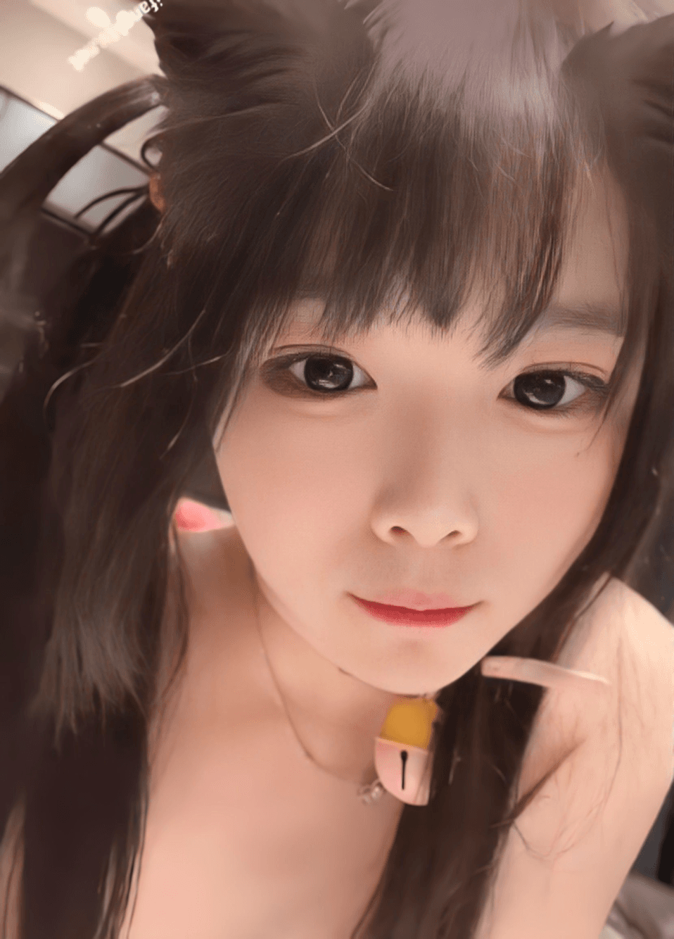 【这也太清纯了，自慰后还舔手指上淫水】这种反差太诱人了，表面清纯可爱，关键是下面还这么嫩！