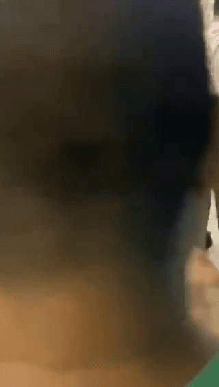 女子腿卡在地铁里疼的直喊妈