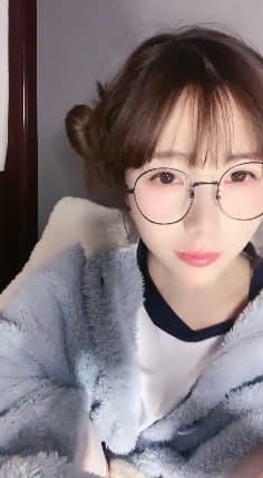 萝莉少女：呆萌可爱双马尾jk制服，下海直播涩涩下