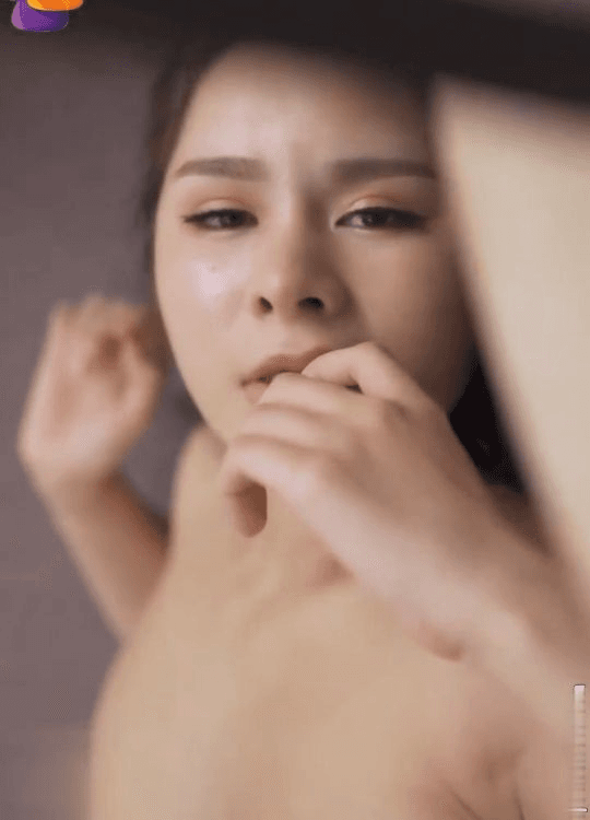 好哥们的火辣身材妻子来当我的私人秘书 当然要对我唯命是从