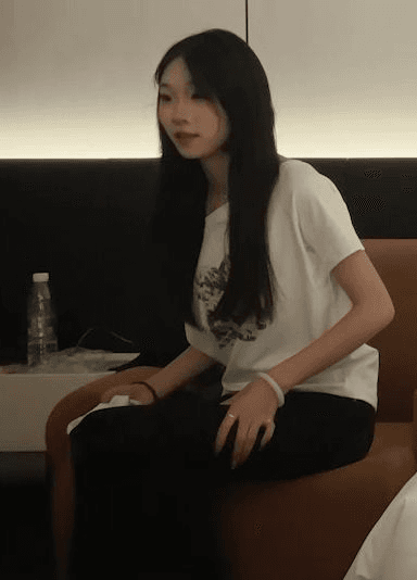 今天约的妹妹吃肉棒像吃冰棒一样津津有味，中间两次偷偷拔套，还不太熟练差点被妹妹发现