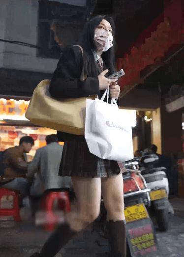 车水马龙的接口遇上长腿制服小姐姐～偷拍她纯朴内裤