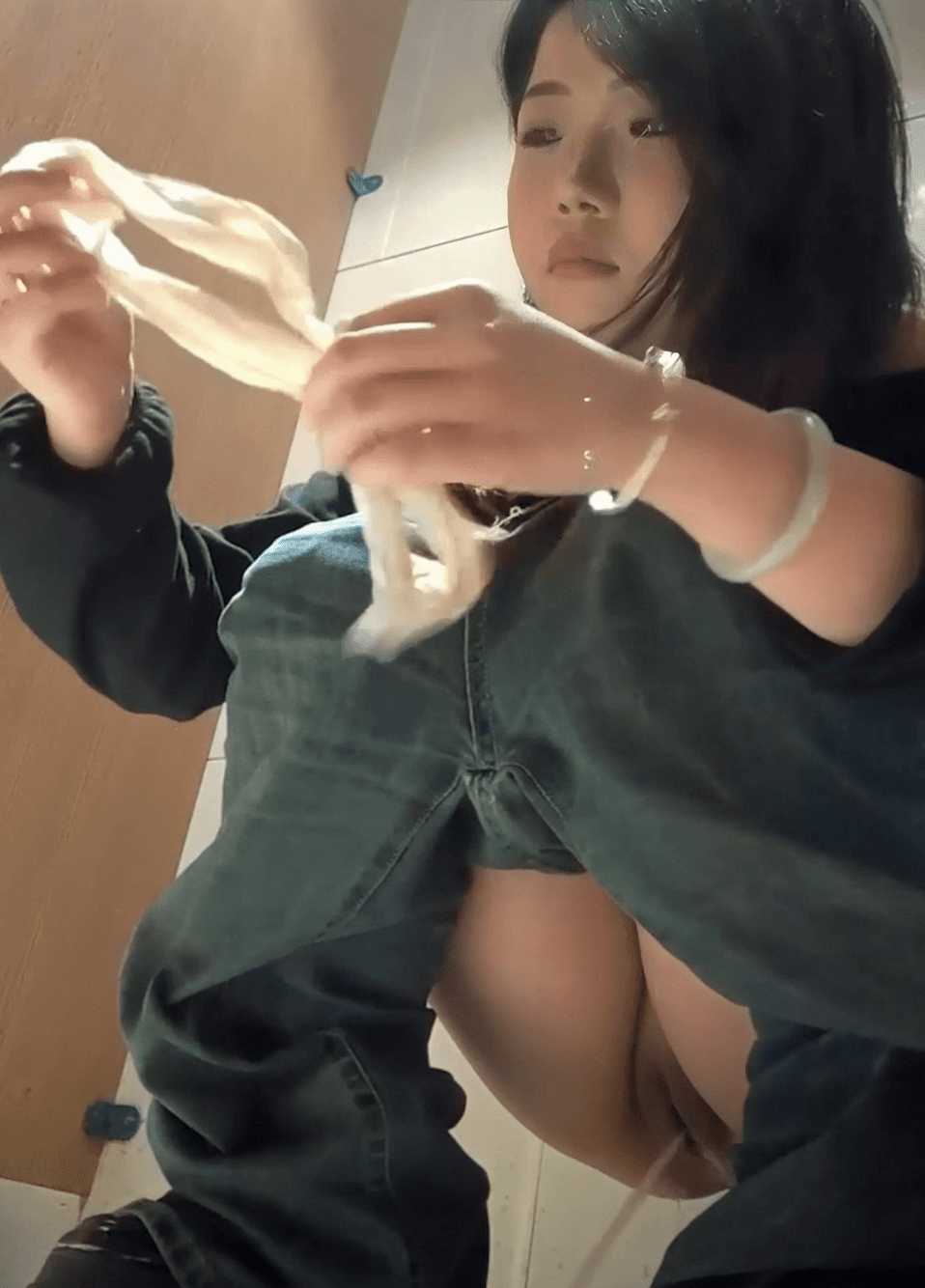 【五月最新流出精品厕拍】酒吧女厕前景高清偷拍，多位高颜值女神小便逼脸同框，喝多扣喉表情难受呕吐！
