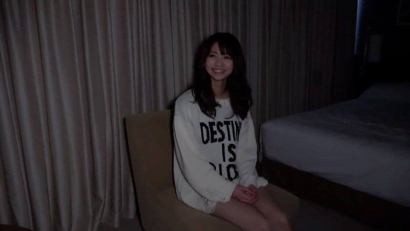 偶像级可爱的啦啦队18岁 在锻鍊出来的白皙纤细的肉体里，一边在里面爆发一边持续摇动腰部的影片 FC2-PPV-4792677