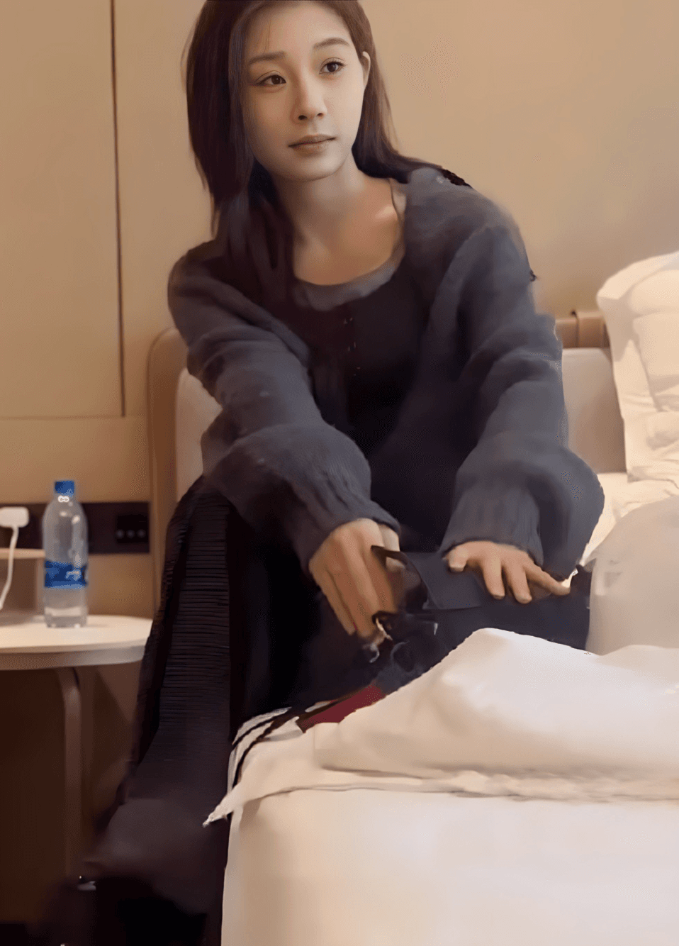 杏吧建材王哥今天花3000约了个刚下水的大圈妹子，妹子没啥经验各方面都比较配合，很害羞一直忍着不叫床