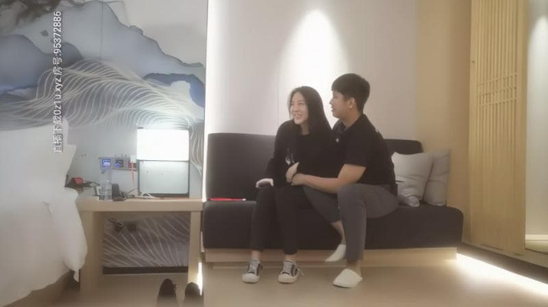 【小宝寻花】深夜约了个黑衣妹子TP啪啪，沙发舔奶骑乘侧入大力勐操搞得呻吟连连
