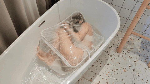 【凛凛蝶】海砂-锁铐女奴跪舔主人装进塑料袋物化拷打水中窒x