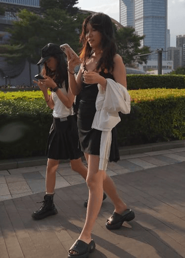 艳阳高照，前有短洋美女，只好一窥就进