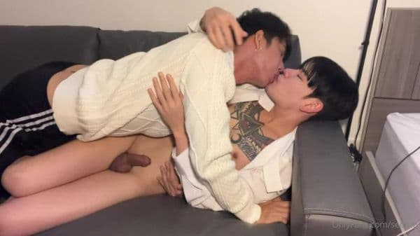 和男人味十足的daddy在沙发上做爱