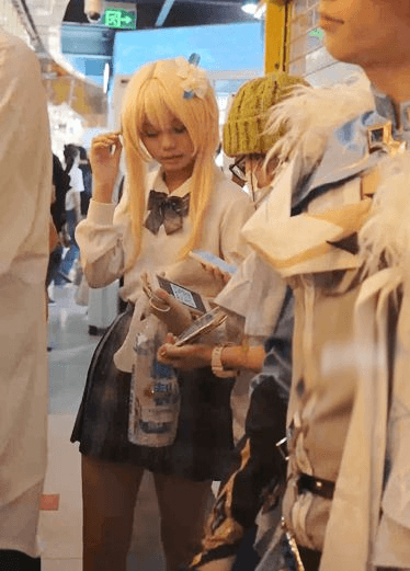 抄底！漫展的金发小妹妹，年轻貌美内裤也很童趣