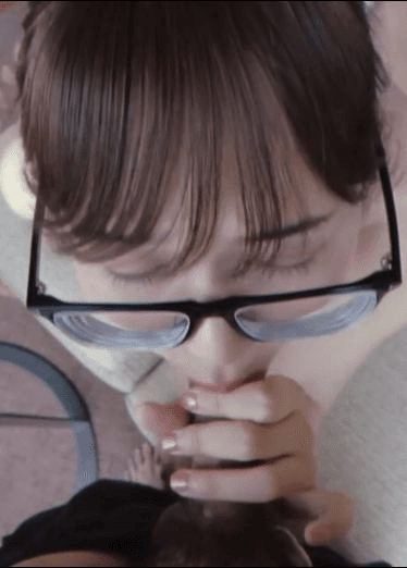 高颜值少女眼神淫荡的口交