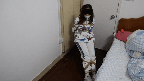 【领玥】穿了上运动装贝壳头白袜白鞋的想出去玩！结果惨被坏人留在屋子里面捆在凳子上进行调教