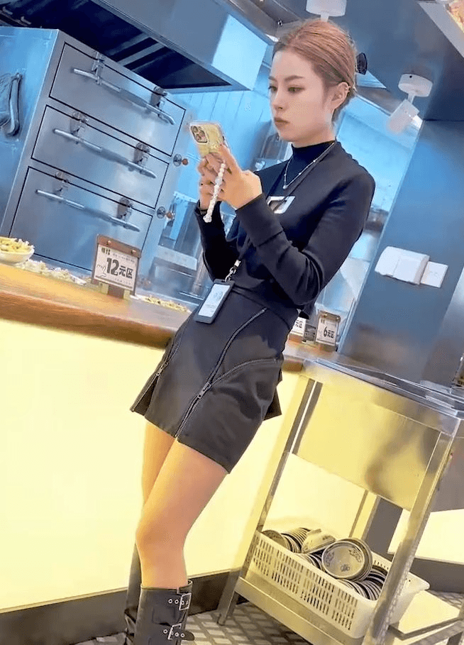 特暗黑系的长腿美女，底裤意外纯情