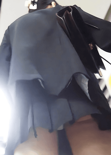 超长抄底温婉妹子大长腿骚丁露毛