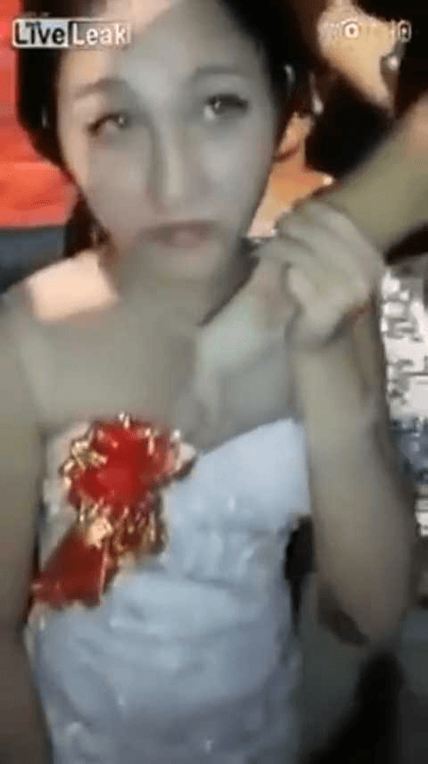 伴娘被众男宾抓奶找奶头