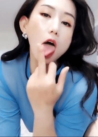 神似第一名模的中国美女直播主～淫荡开腿自慰给你看！