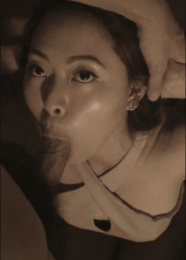小姐姐乖巧舔弄