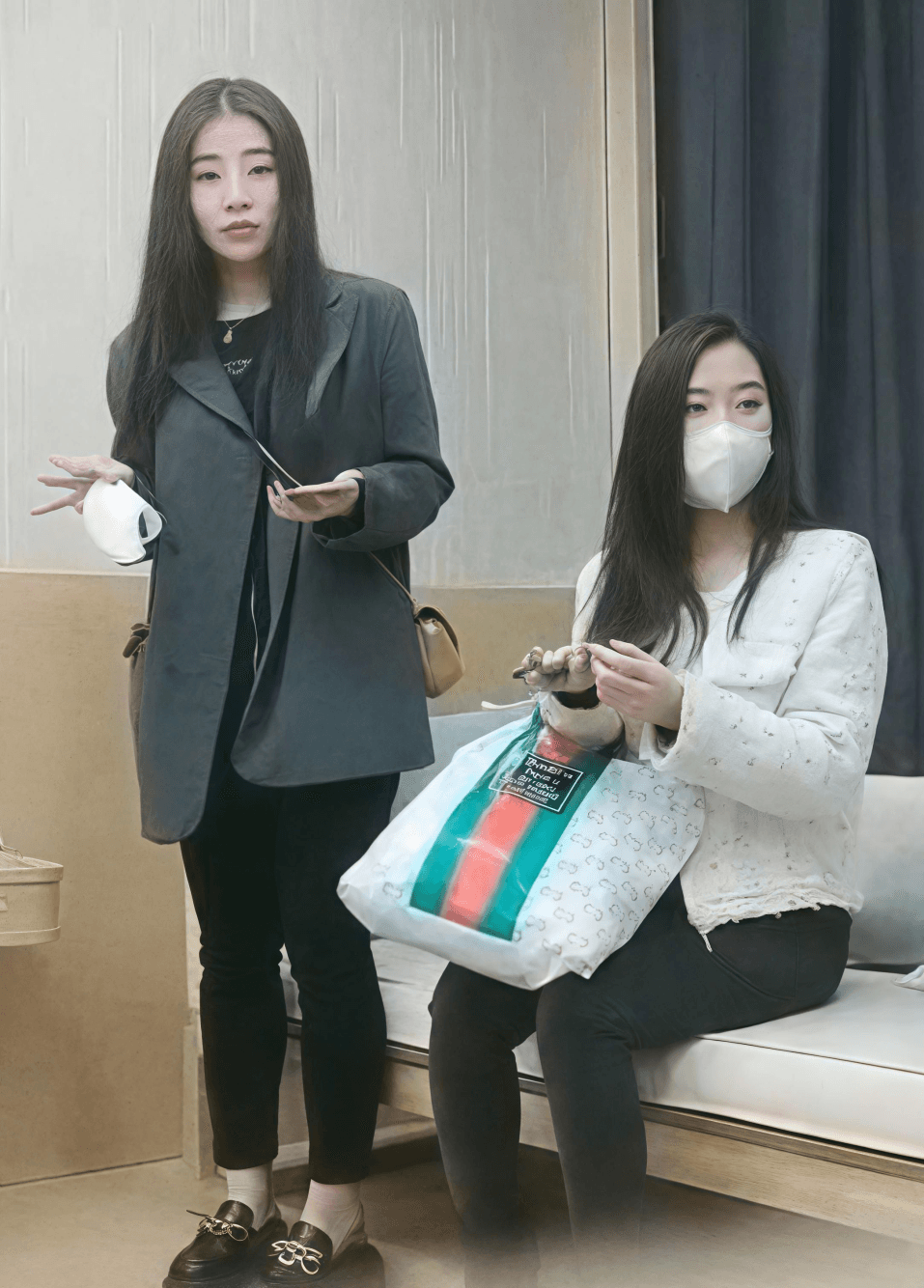 【3400块，把姐妹一起给操了，真便宜】轮着操，大哥库库打桩，姐妹抢着被操，两个都被大鸡巴征服了