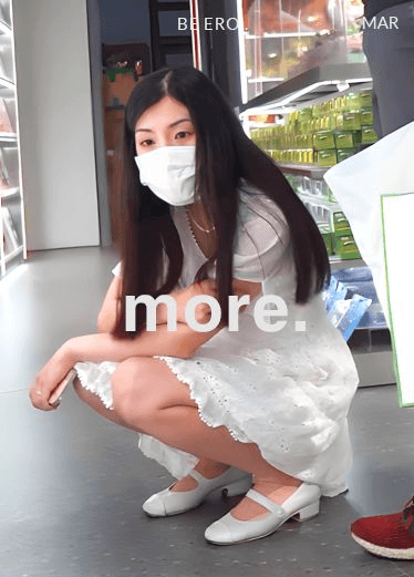 CD大师商场尾随偷拍几个美女裙底风光 白裙美女粉内正面蕾丝花纹微透