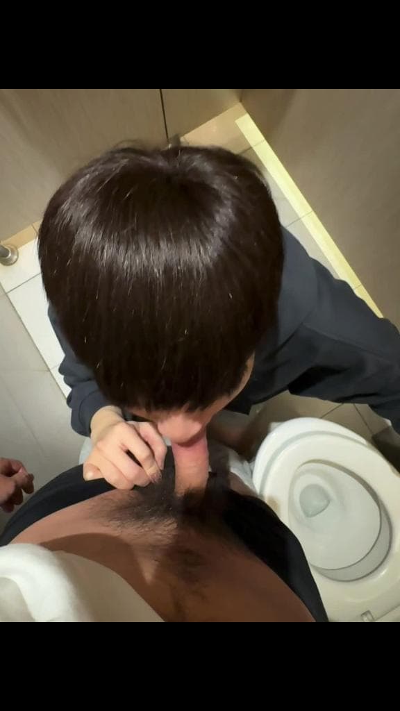 超帅体育生弟弟 超大屌 在百货公司厕所帮他口